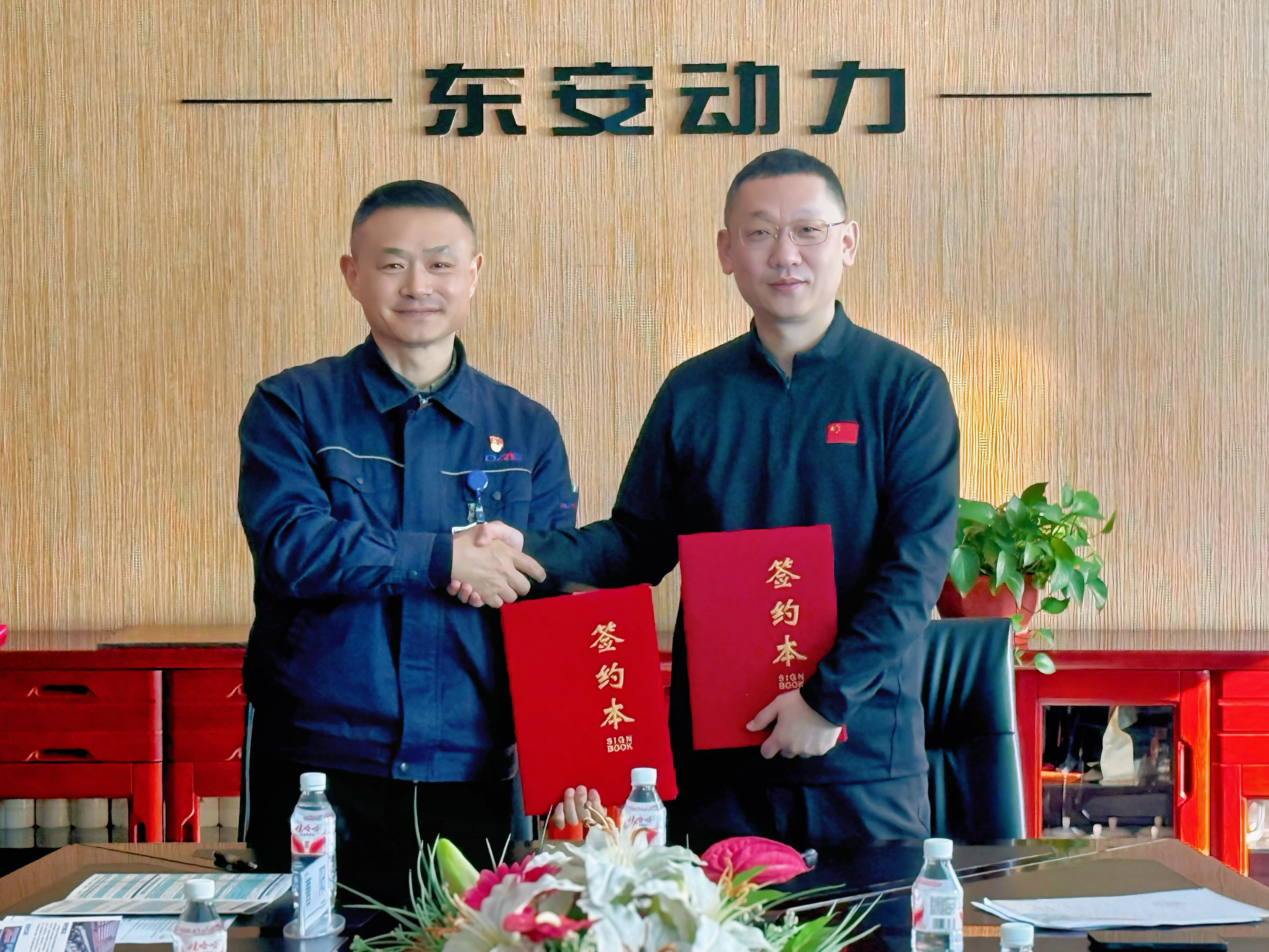 图7-签署《大学生就业基地协议书》.jpg 图7-签署《大学生就业基地协议书》.jpg